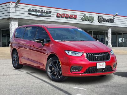 New 2026 Chrysler Pacifica Select