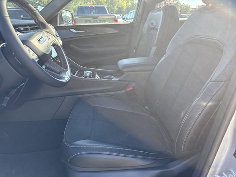 New 2025 Jeep Grand Cherokee Altitude image 9