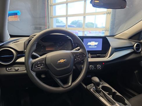 Used 2024 Chevrolet Trax LS w/ LS Convenience Package FWD image 19