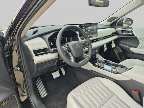 New 2025 Mitsubishi Outlander SEL image 9