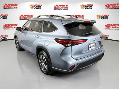 Used 2023 Toyota Highlander XLE AWD/4WD image 2