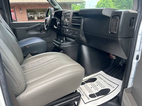 Used 2017 Chevrolet Express 2500 RWD image 17
