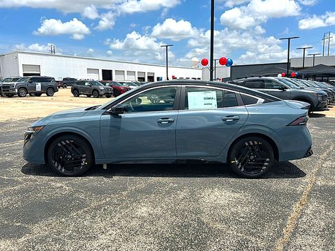 New 2026 Nissan Sentra SR w/ Floor Mat Package FWD image 5