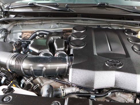 Used 2021 Toyota 4Runner SR5 AWD/4WD image 32