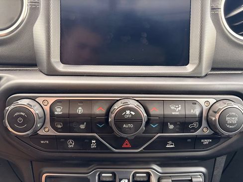 Used 2022 Jeep Wrangler Unlimited Sahara w/ Cold Weather Group AWD/4WD image 29
