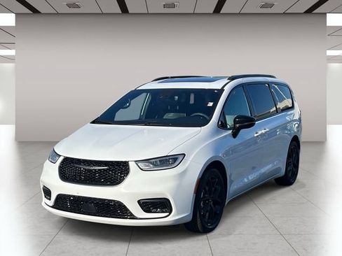 Used 2025 Chrysler Pacifica Limited FWD image 8