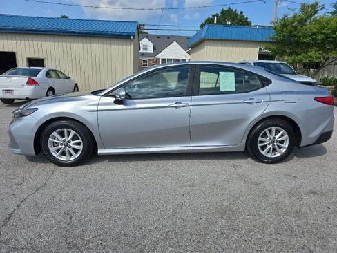Used 2025 Toyota Camry LE FWD image 5