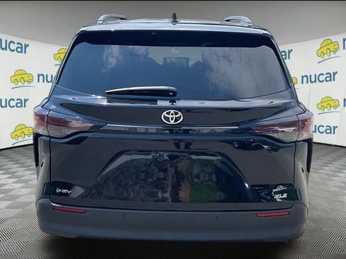 Used 2026 Toyota Sienna XLE FWD image 3