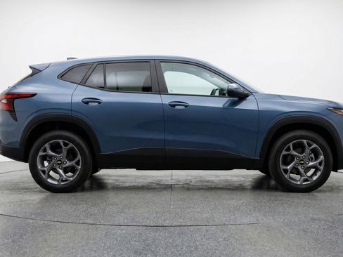 Used 2025 Chevrolet Trax LT image 11