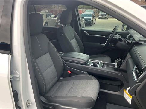 Used 2025 GMC Acadia Elevation image 7