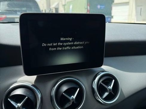 Used 2018 Mercedes-Benz GLA 250 4MATIC image 16