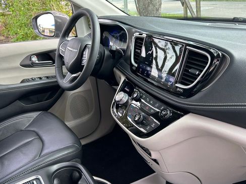 Used 2022 Chrysler Pacifica Touring-L image 34