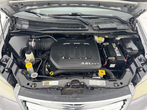 Used 2013 Chrysler Town & Country Limited image 25