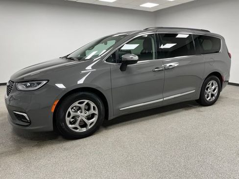 Used 2023 Chrysler Pacifica Limited FWD image 5