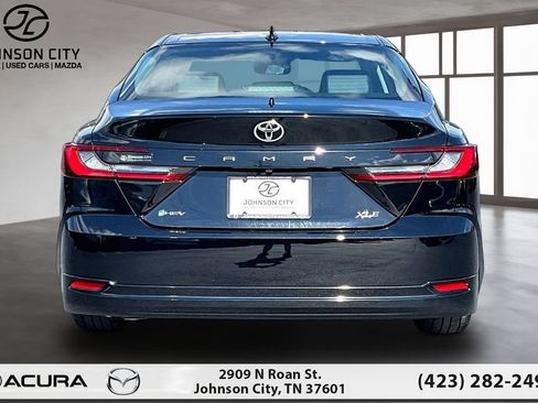 Used 2025 Toyota Camry XLE FWD image 4