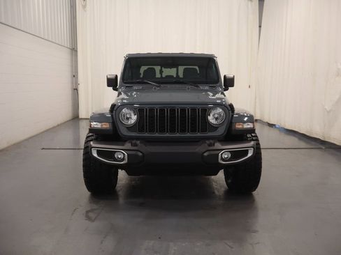 New 2025 Jeep Gladiator Sport image 3