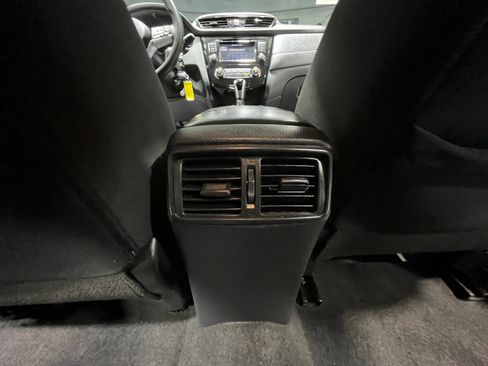 Used 2019 Nissan Rogue S image 32