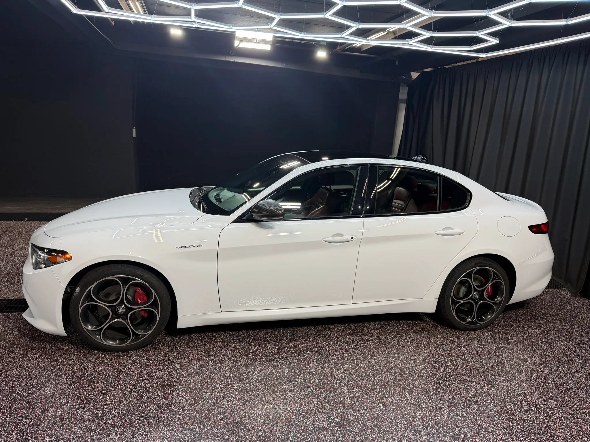 Used 2022 Alfa Romeo Giulia Veloce AWD/4WD image 2