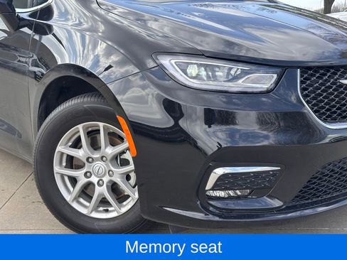 Used 2026 Chrysler Pacifica Select image 2