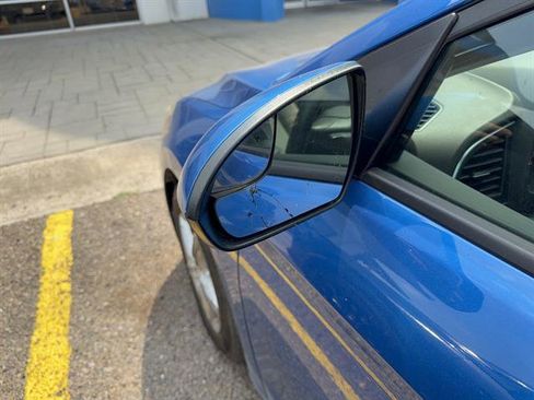Used 2018 Hyundai Elantra SE FWD image 2