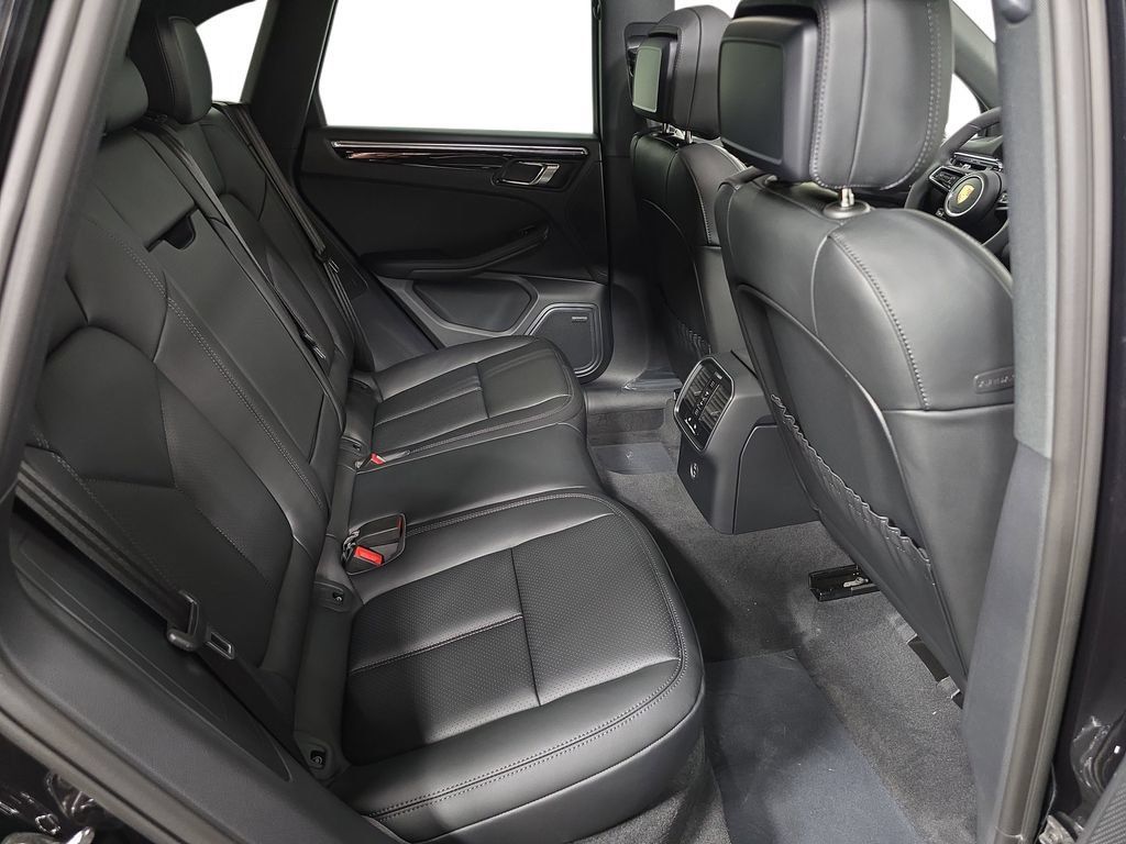 Certified 2026 Porsche Macan AWD/4WD image 26