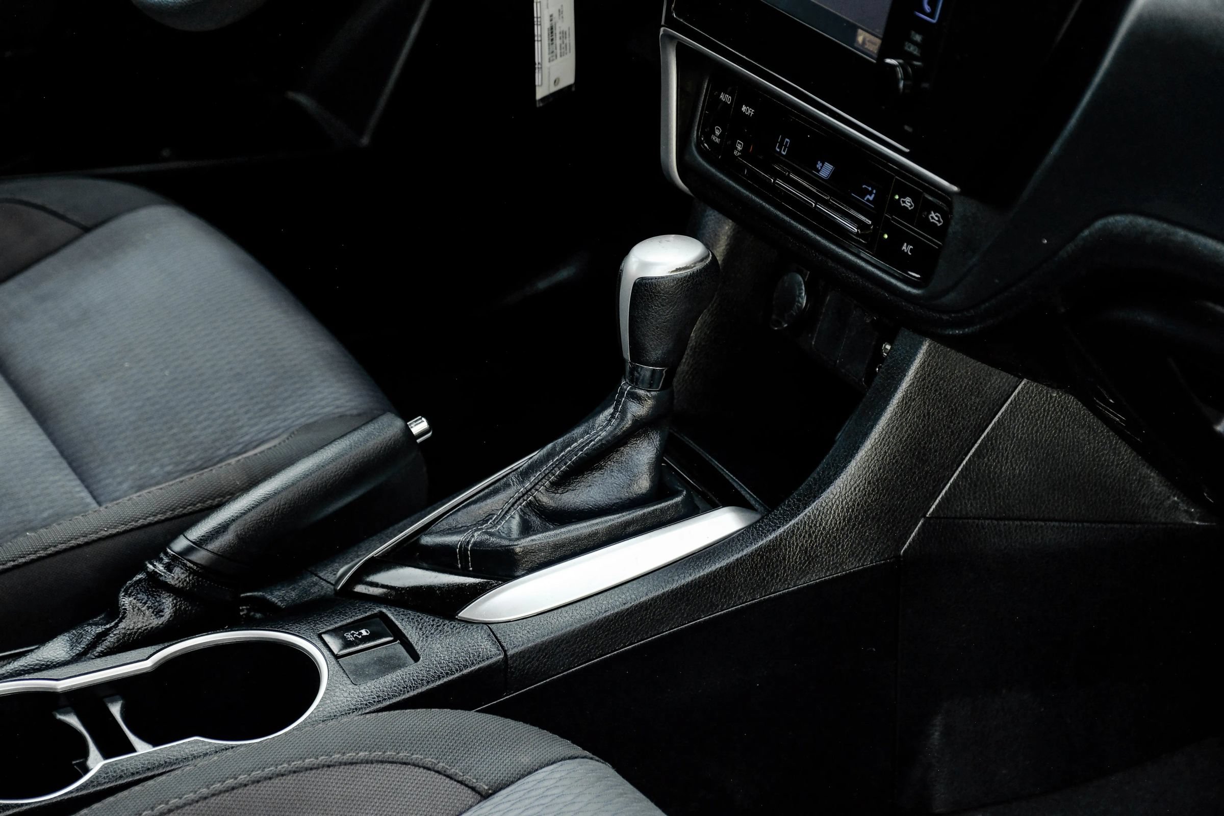 Used 2018 Toyota Corolla LE FWD image 28