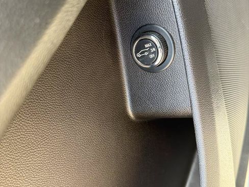 Used 2019 Chevrolet Traverse LT FWD image 18