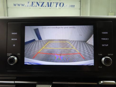 Used 2022 Kia Carnival LX FWD image 17
