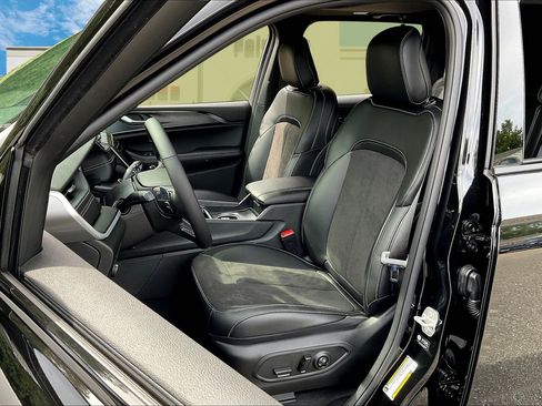 New 2025 Jeep Grand Cherokee 4WD image 9