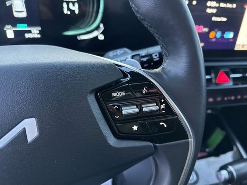 Used 2023 Kia Niro SX image 17