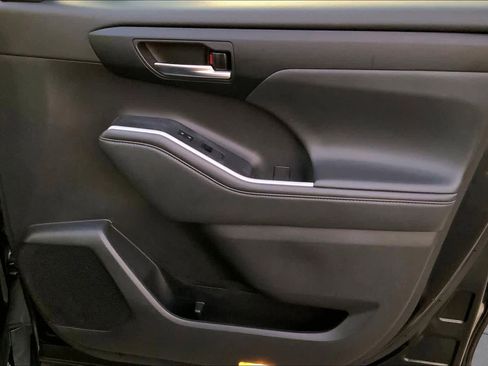 Used 2022 Toyota Highlander XLE FWD image 22