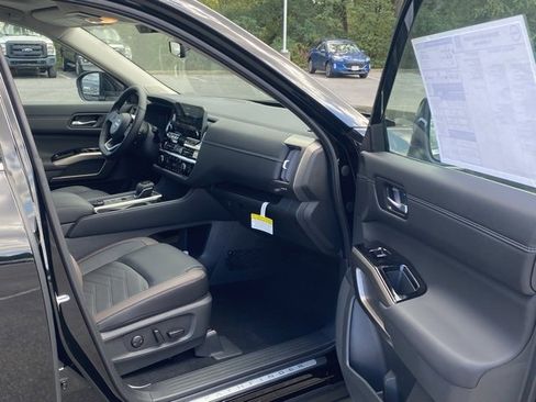 New 2025 Nissan Pathfinder Platinum w/ Black Appearance Package image 28