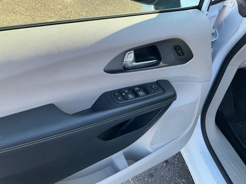 Used 2023 Chrysler Pacifica Touring-L image 19