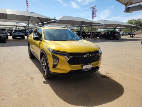 Used 2025 Chevrolet Trax RS w/ Sunroof Package FWD image 2