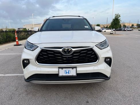 Used 2021 Toyota Highlander Platinum FWD image 2