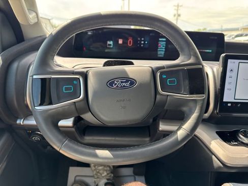 Used 2025 Ford Expedition Active AWD/4WD image 16