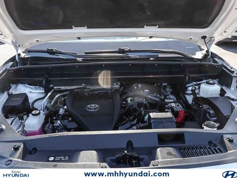 Used 2023 Toyota Highlander XLE FWD image 28