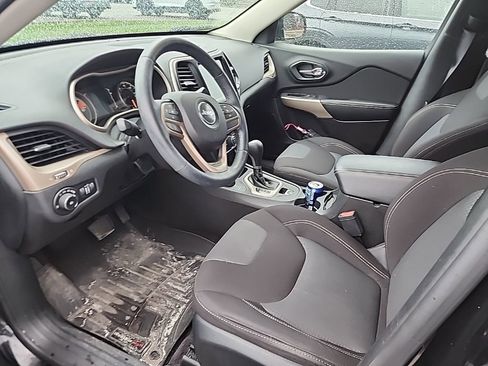 Used 2017 Jeep Cherokee Latitude w/ Safety/Convenience Group image 5