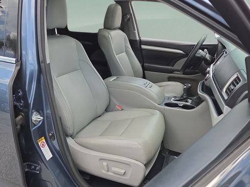 Used 2017 Toyota Highlander XLE FWD image 17