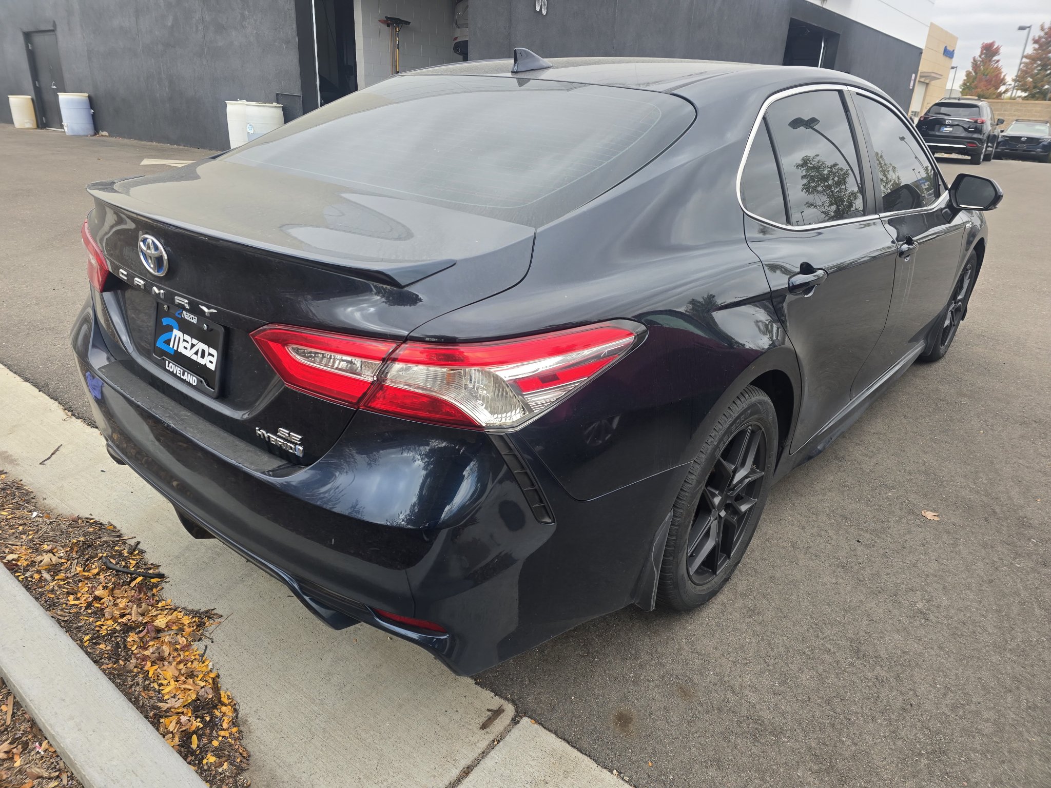 Used 2020 Toyota Camry SE w/ Sunroof Package FWD image 16