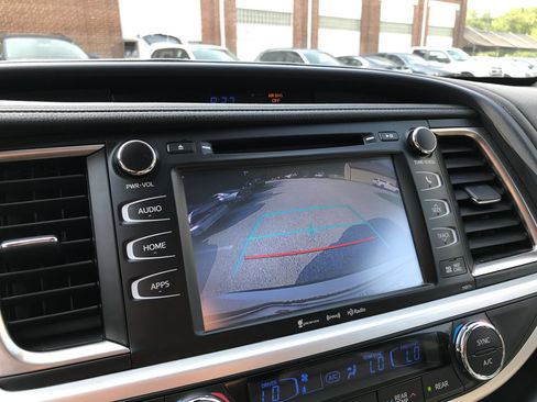 Used 2017 Toyota Highlander XLE w/ Carpet Mat Package AWD/4WD image 22