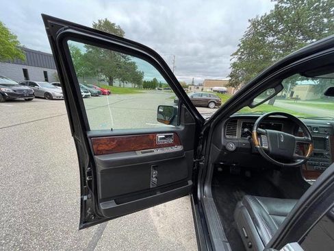 Used 2012 Lincoln Navigator 4WD image 23