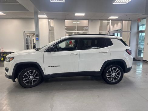 Used 2017 Jeep Compass Latitude FWD image 2