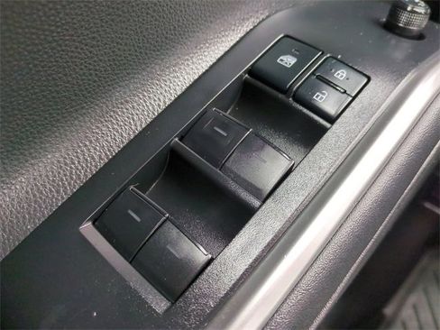 Used 2021 Toyota Highlander LE image 22