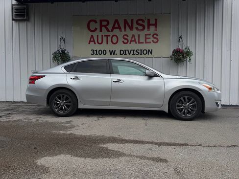Used 2015 Nissan Altima 2.5 S w/ Special Edition Package FWD image 2