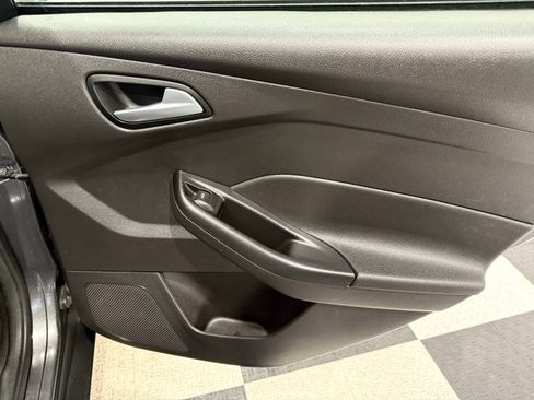 Used 2018 Ford Focus SE w/ SE Appearance Package image 23