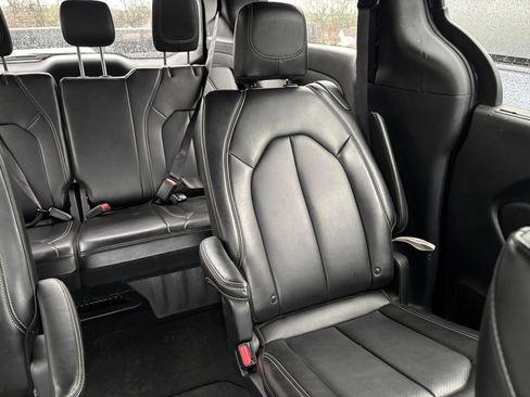 Used 2025 Chrysler Pacifica Select FWD image 38