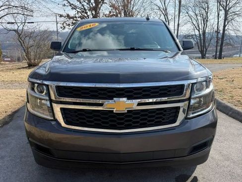 Used 2018 Chevrolet Suburban LT image 2
