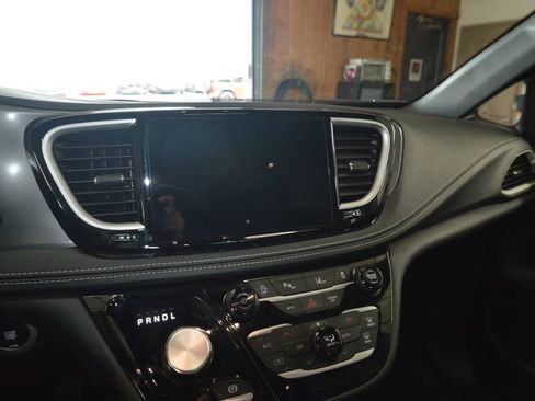 Used 2025 Chrysler Pacifica Select AWD/4WD image 32
