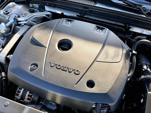 Used 2020 Volvo S60 T5 Momentum image 32